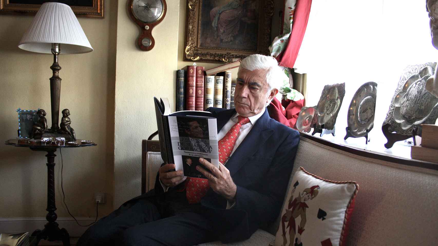 El diplomático José Cuenca sostiene entre manos su libro 'De Suárez a Gorbachov'