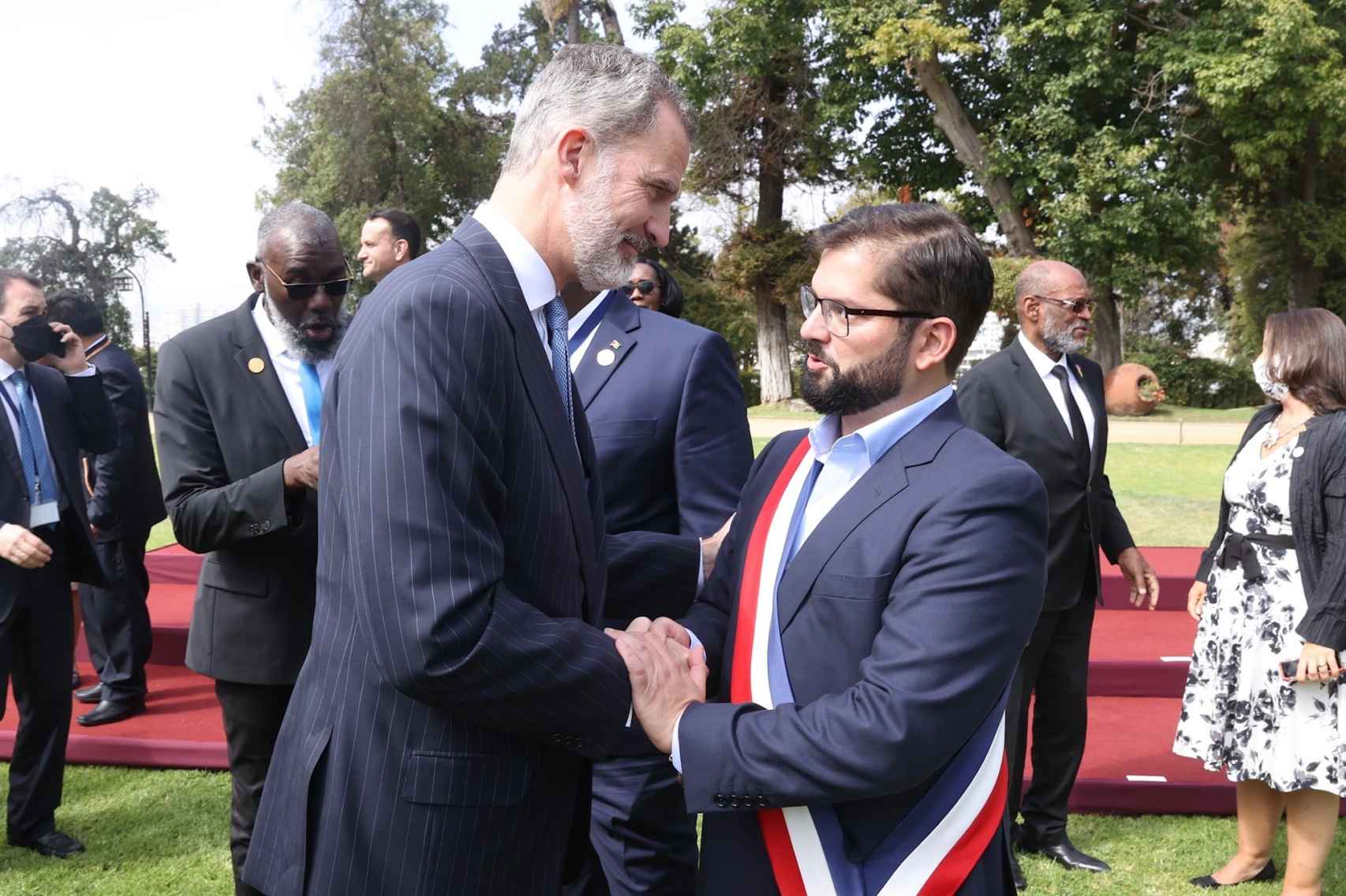 Felipe VI saluda al nuevo presidente de Chile, Gabriel Boric, en su toma de posesión, el 11 de marzo de 2022.