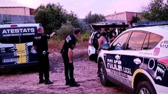 La Policía Local de Paterna en el momento de la detención del vehículo con el fugado de Picassent.