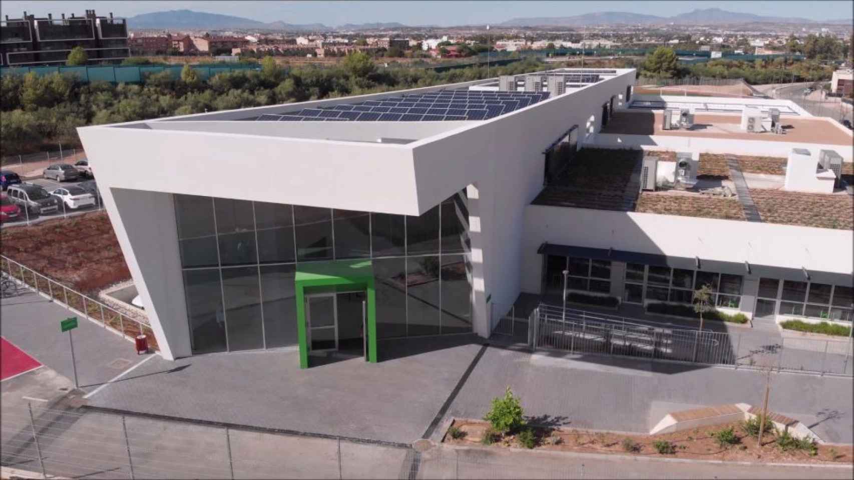 Placas solares en los colegios del grupo en San Miguel de Salinas y Murcia.