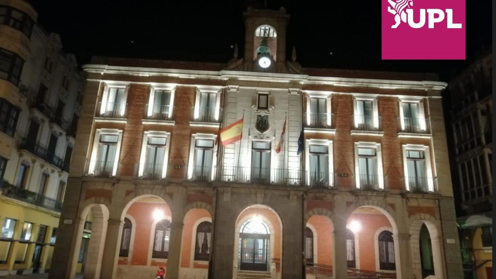 Fachada del Ayuntamiento de Zamora iluminada