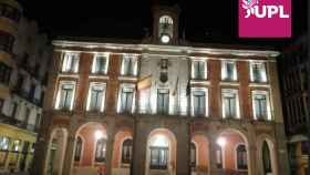Fachada del Ayuntamiento de Zamora iluminada