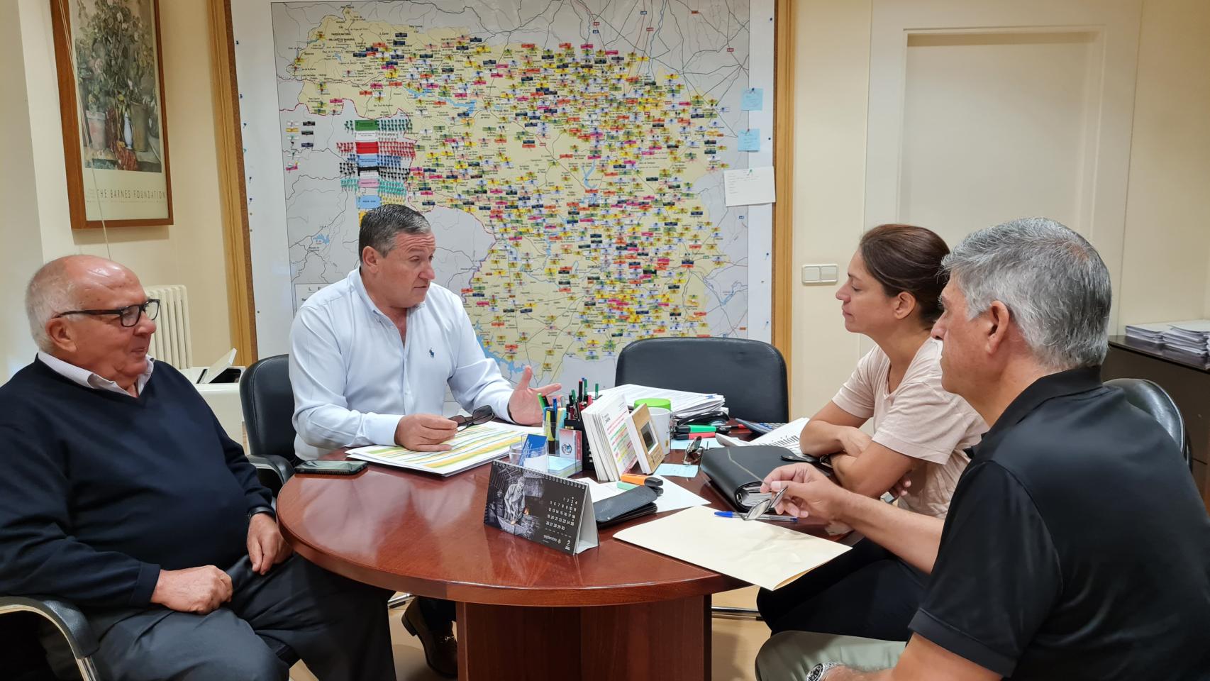 El diputado de Medioambiente y Obras Municipales, Javier Faúndez, en reunión con el alcalde del Ayuntamiento de Figueruela de Arriba, Carlos Pérez