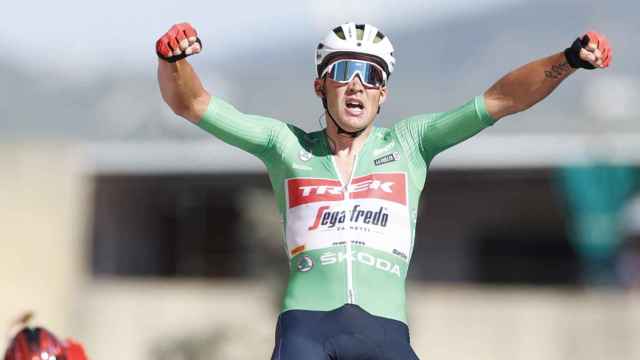 Mads Pedersen celebra su victoria en La Vuelta 2022