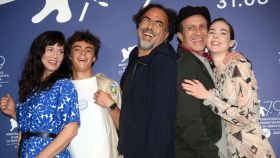 El cineasta Alejandro González Iñárritu junto al equipo artístico de la película 'Bardo, falsa crónica de unas cuantas verdades' en el photocall del Festival de Cine de Venecia