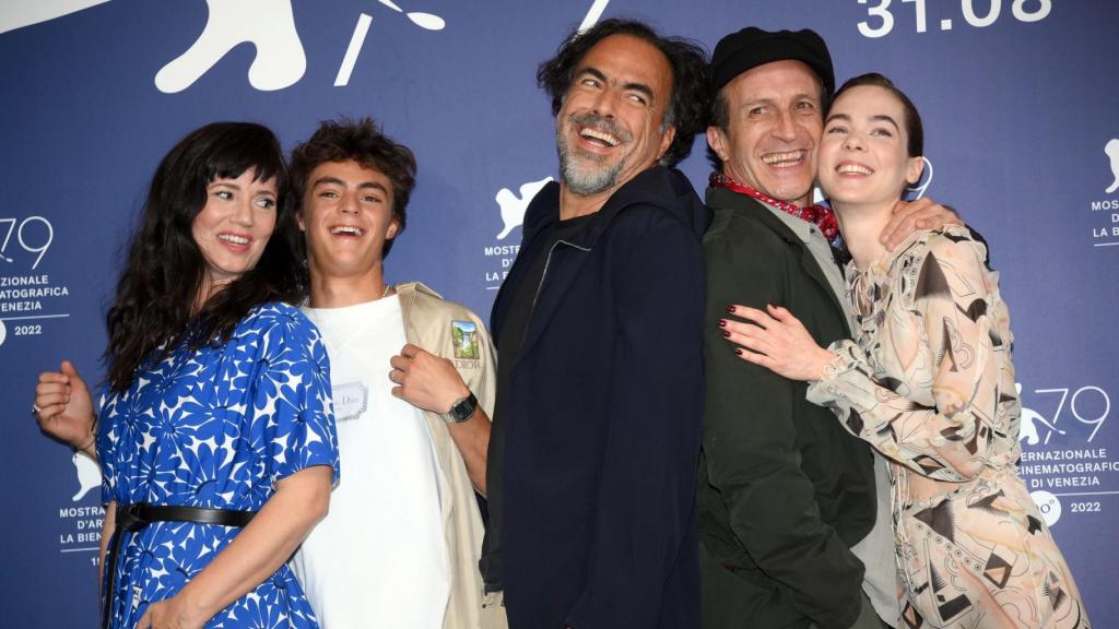 El cineasta Alejandro González Iñárritu junto al equipo artístico de la película 'Bardo, falsa crónica de unas cuantas verdades' en el photocall del Festival de Cine de Venecia