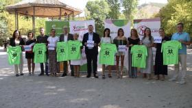 Darío Dolz y María Dolores Serrano, reciben la camiseta de la marcha y un dorsal conmemorativo