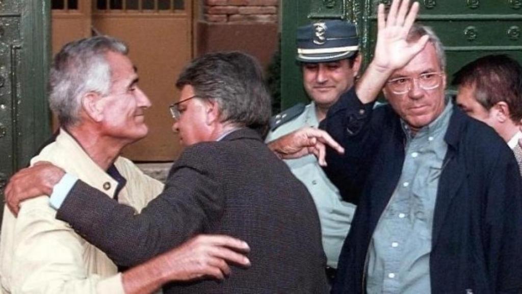 Entrada en prisión de Rafael Vera y José Barrionuevo, abrazado a Felipe González, cuando entraron en prisión.