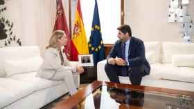El presidente de Murcia, Fernando López Miras, este viernes, reunido con la vicepresidenta primera del Gobierno, Nadia Calviño, en el Palacio de San Esteban.