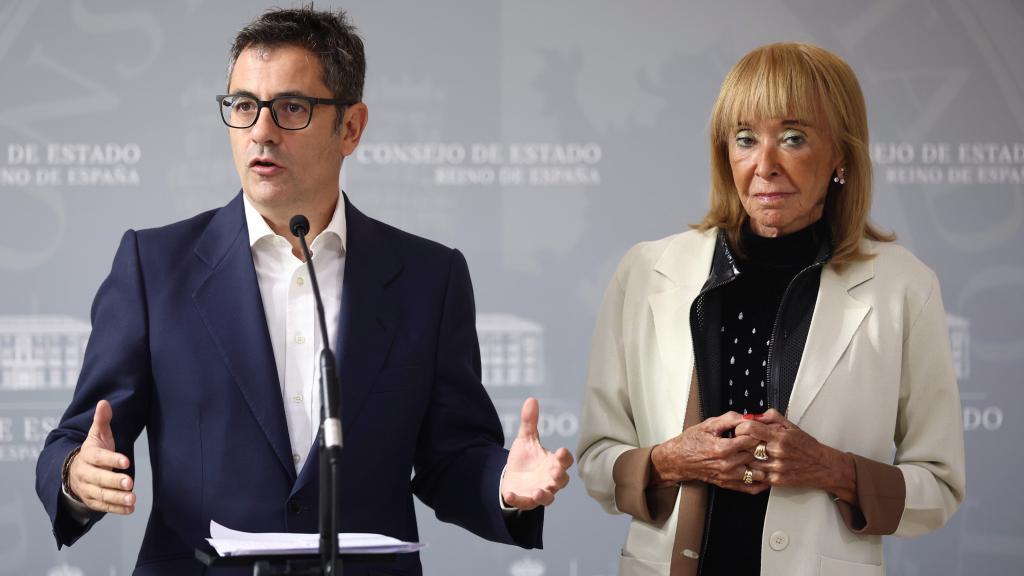 El ministro de la Presidencia, Félix Bolaños, y la presidenta del Consejo de Estado, María Teresa Fernández de la Vega, comparecen después de una reunión este viernes.