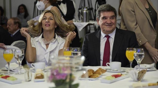 El ministro de Inclusión, Seguridad Social y Migraciones, José Luis Escrivá, y la vicepresidenta segunda del Gobierno y ministra de Trabajo y Economía Social, Yolanda Díaz, a su llegada un desayuno informativo de Nueva Economía Fórum, en el Hotel Westin Palace.