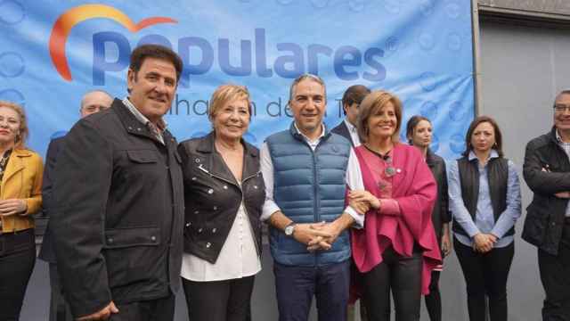 Manuel Robles, a la izquierda de la imagen, junto a miembros del PP de Málaga.