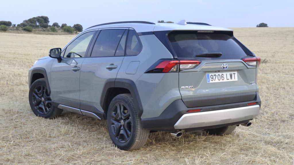 El Toyota RAV4 Adventure es un coche que destaca por su comportamiento dinámico, espacio interior y estética off-road.