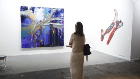 Una mujer contempla una obra en la exposición de ARCO de 2021.