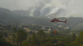 Un helicóptero trabaja en la extinción del incendio en O Barco.