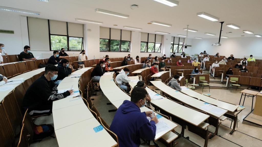 Varios estudiantes en un aula de la Universidade de Santiago (USC).