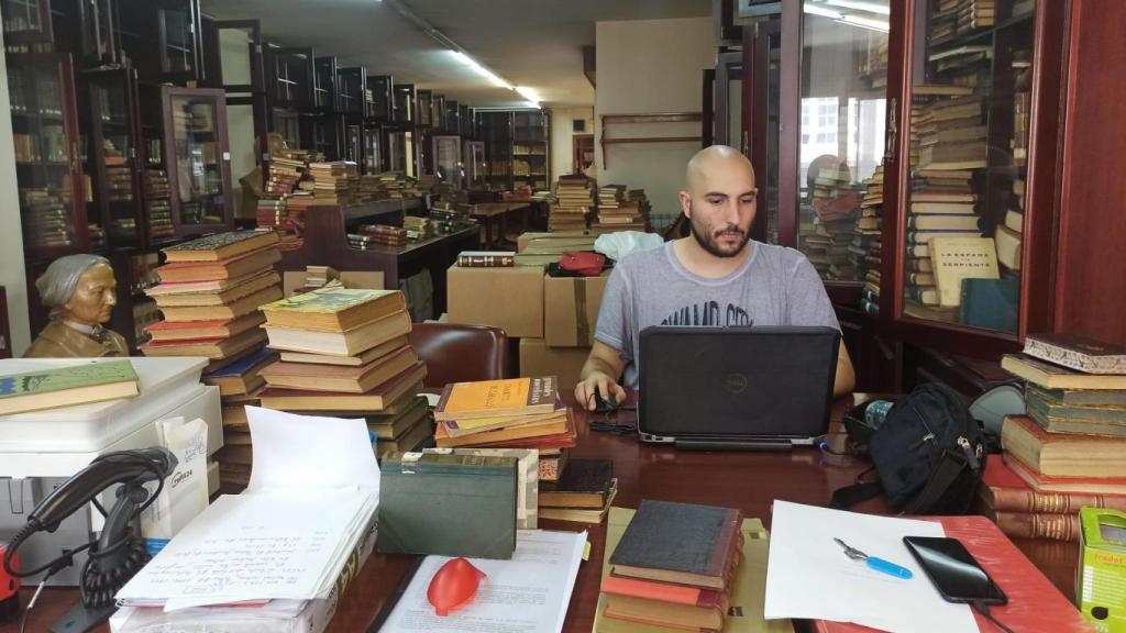 Un trabajador de Sobiga realiza labores de catalogación en la biblioteca del Círculo de Artesanos de A Coruña.