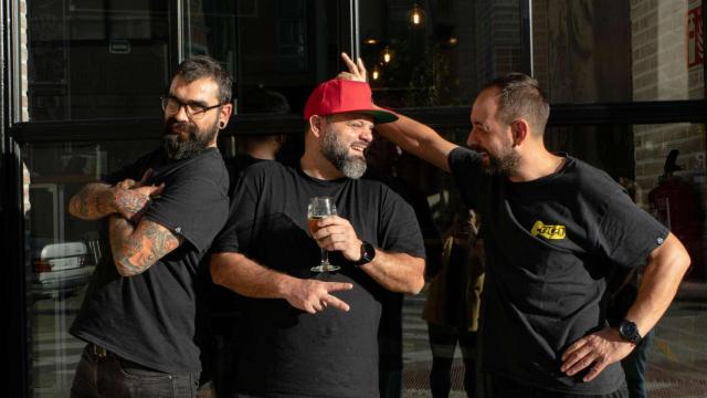 Freijeiro y Moncho Bargo, los chefs del restaurante Pracer en Zalaeta, junto a  Felipe Milanés