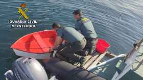 La Guardia Civil de Pontevedra encontró antes de mediodía la embarcación volcada en Punta Couso, en la ría de Aldán (Pontevedra).