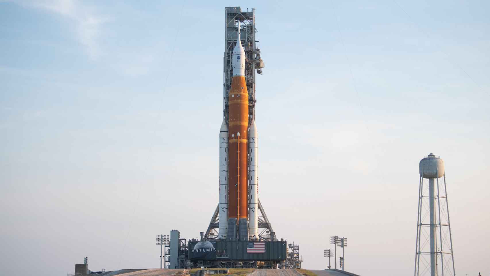 Cohete SLS con la nave Orión acoplada en la parte superior