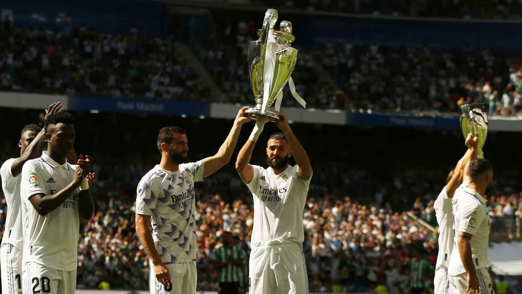 Los capitanes del Real Madrid ofrecen la Champions League y la Supercopa de Europa al Santiago Bernabéu