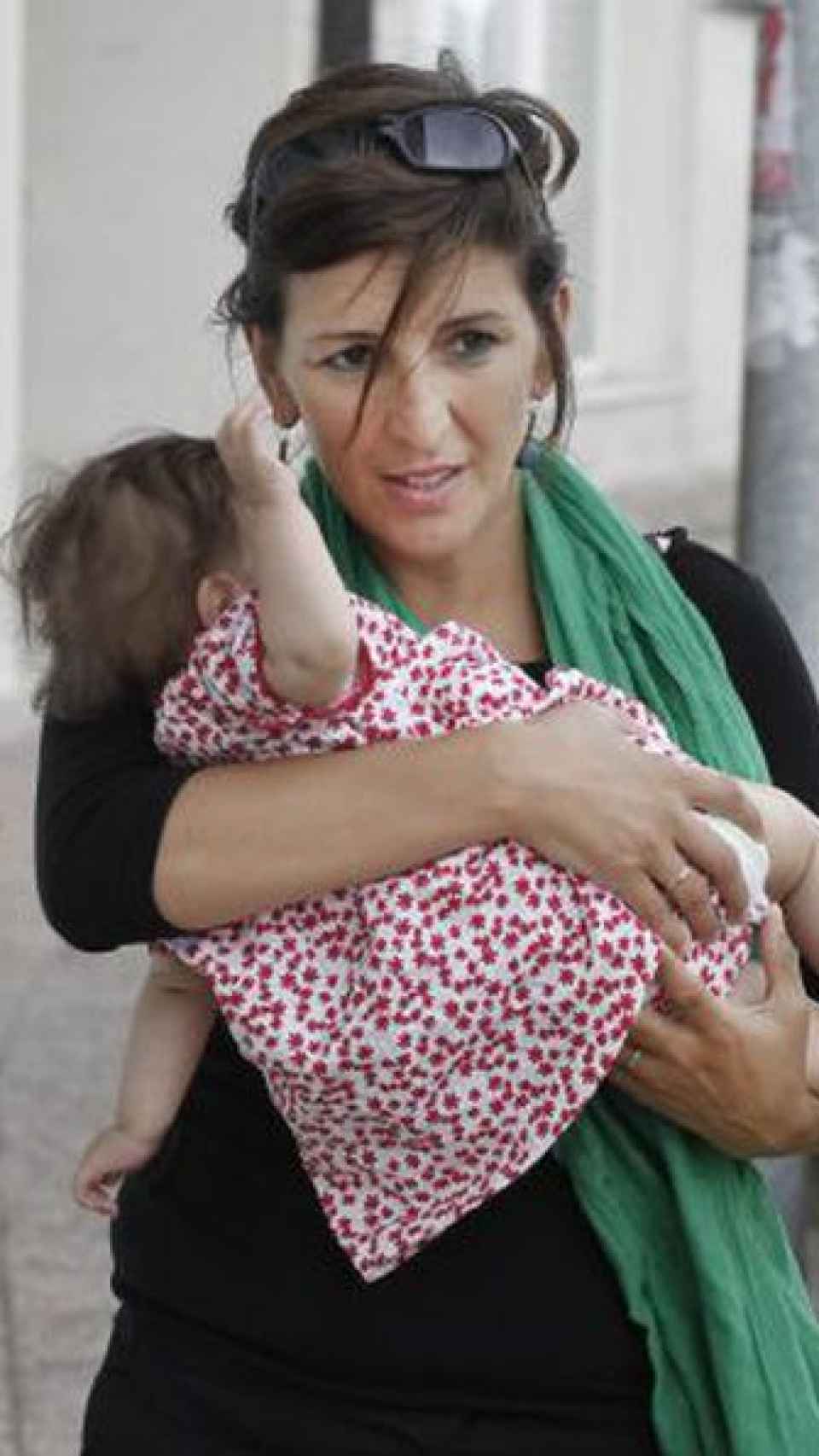Yolanda Díaz con su hija tras la reunión del Consello Nacional de Esquerda Unida, en 2012.