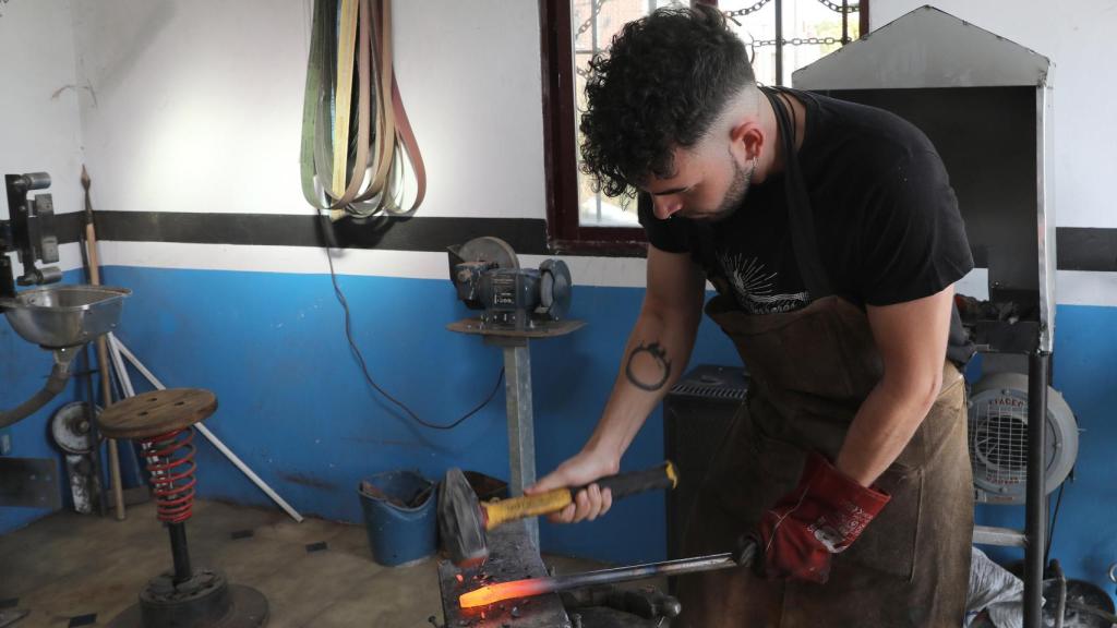 Pablo Carazo en su taller de forja de Torquemada