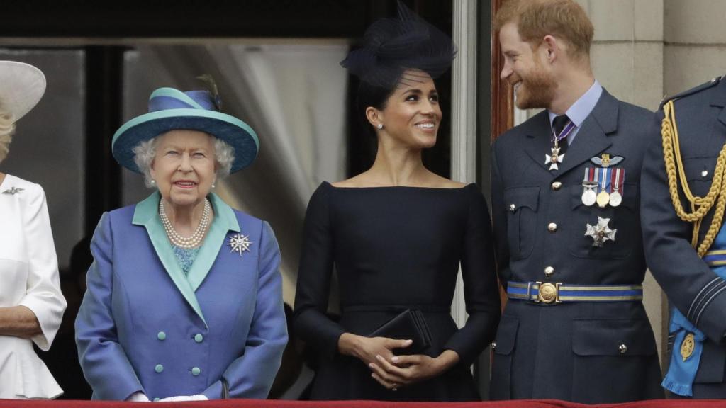 Meghan y Harry junto a Isabel II en una imagen de archivo.