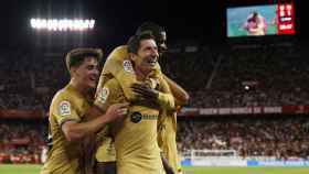 Lewandowski, Gavi y Dembélé celebran un gol contra el Sevilla