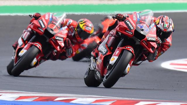 Jack Miller traza un viraje seguido de Pecco Bagnaia, su compañero de equipo en Ducati, en Misano.