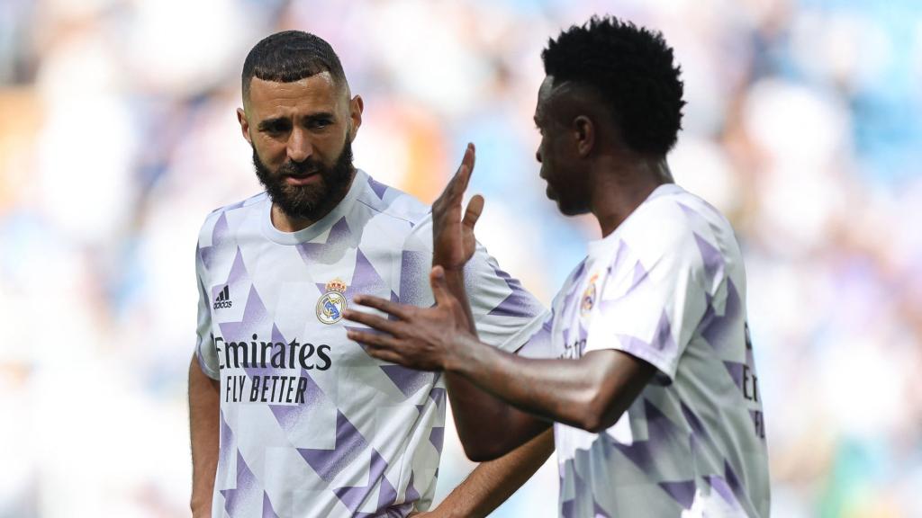 Karim Benzema y Vinicius Júnior en el calentamiento.