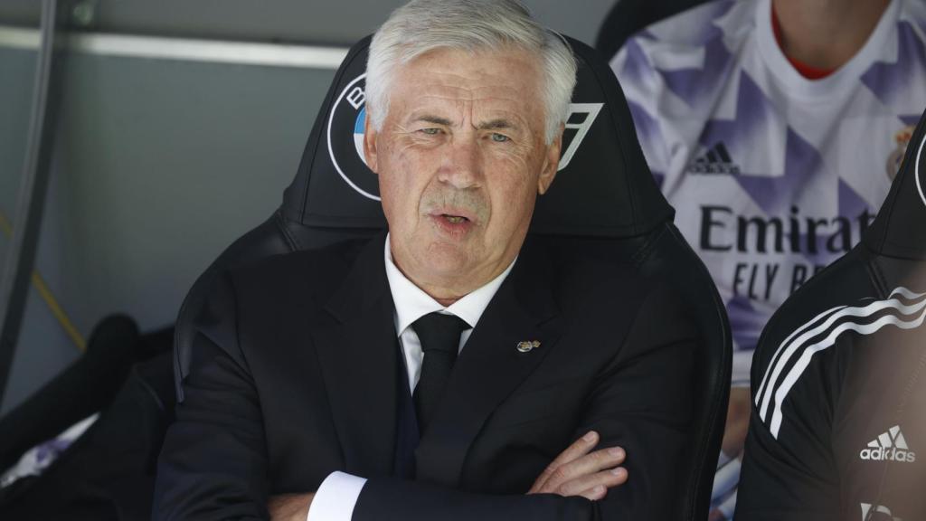 Carlo Ancelotti cruza sus brazos.