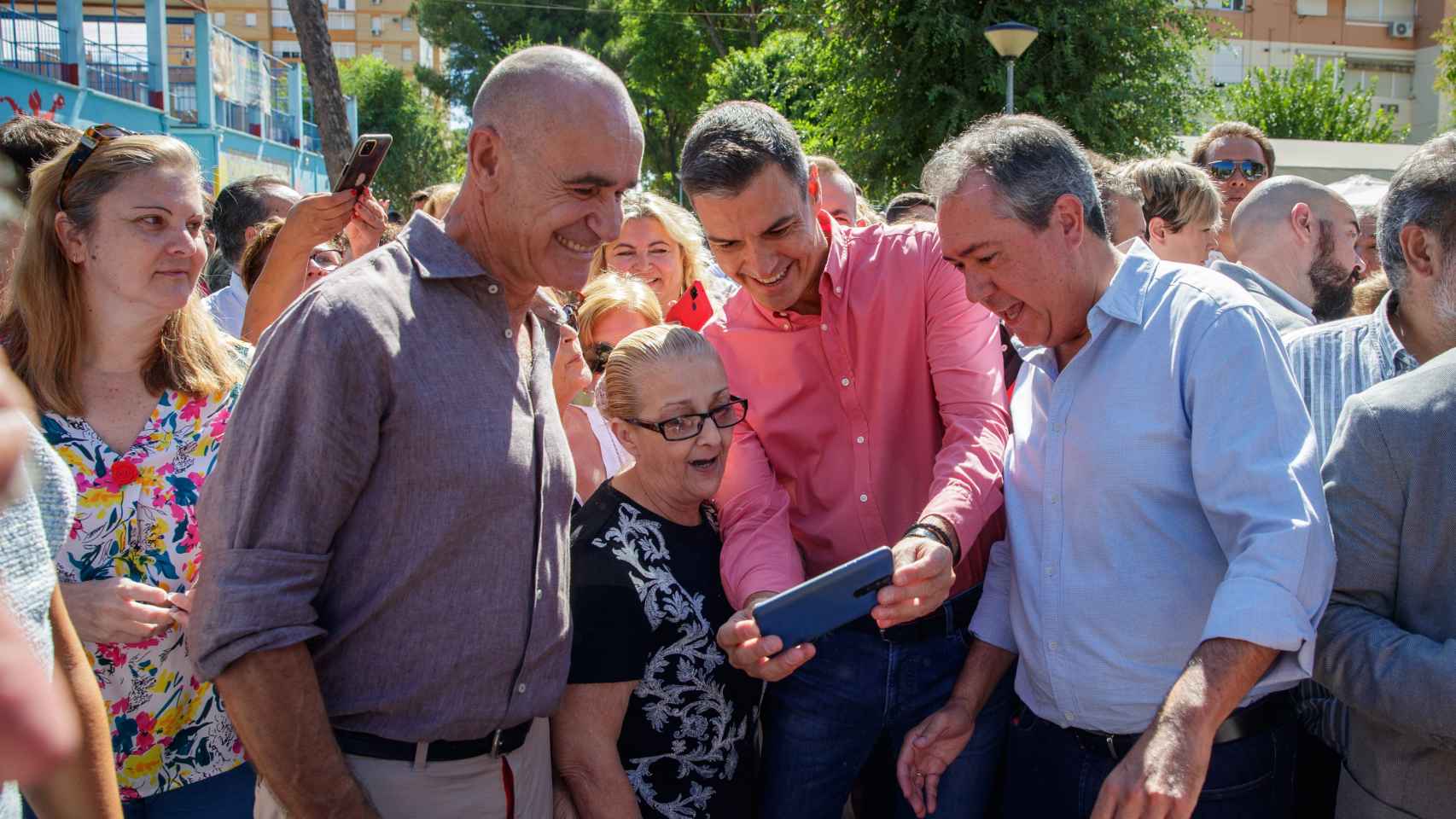 Pedro Sánchez (c), junto al líder del PSOE andaluz, Juan Espadas (d), y el alcalde de Sevilla, Antonio Muñoz (i), durante un paseo por Sevilla.