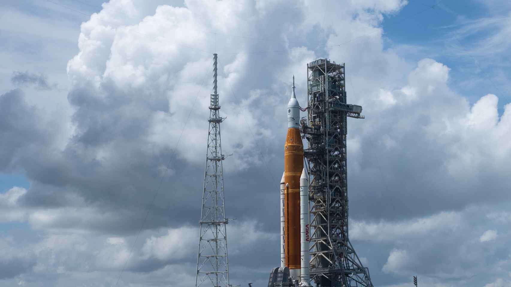 Cohete SLS y nave Orión en la plataforma de lanzamiento