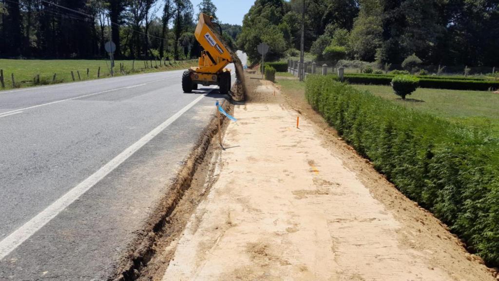 La Xunta avanza en la obra de una senda en la carretera AC-231 en Sobrado (A Coruña)