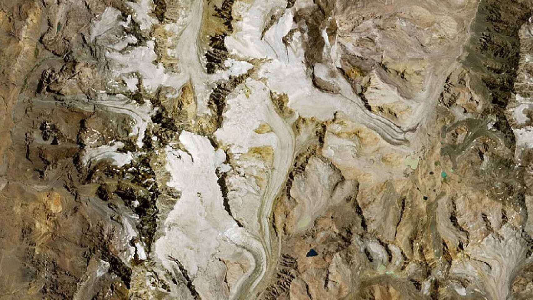 Vista aérea de los Andes. Con el calor extremo han desaparecido los mantos protectores de las cimas de las montaña, lo que provoca que se derritan más rápido los glaciares. Foto: NASA/Landsat