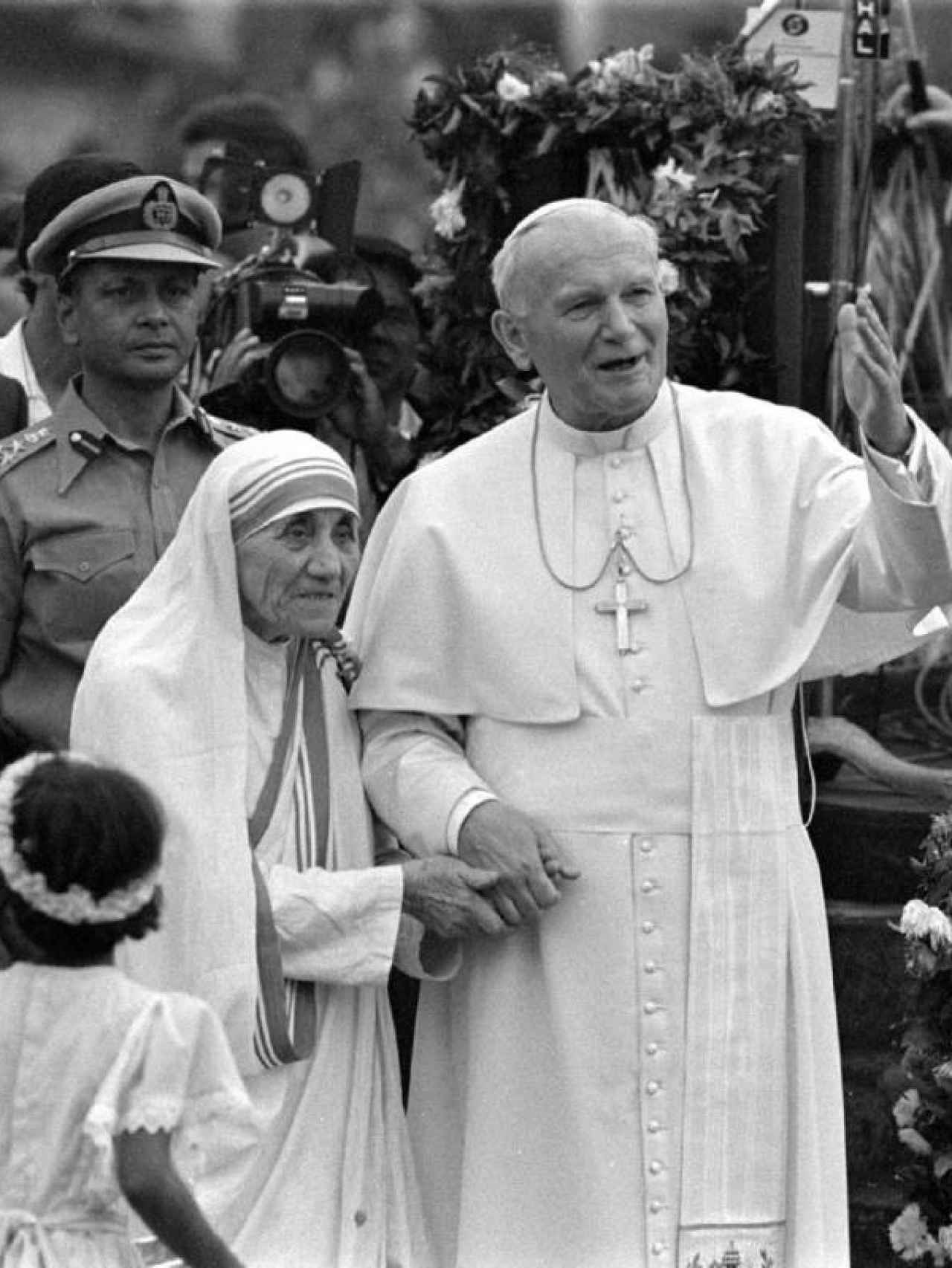 La Madre Teresa con el papa Juan Pablo II durante una visita del Pontífice a Calcuta en 1986.