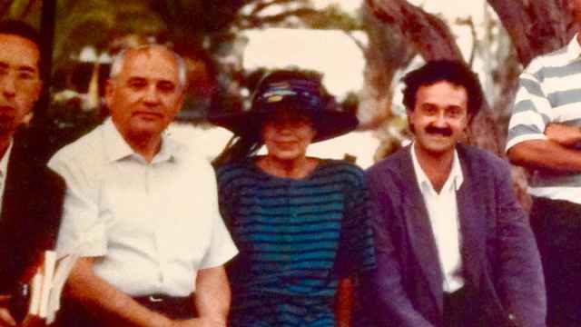 Mijail Gorbachov y su esposa Raisa disfrutan de sus vacaciones en Lanzarote en 1992.