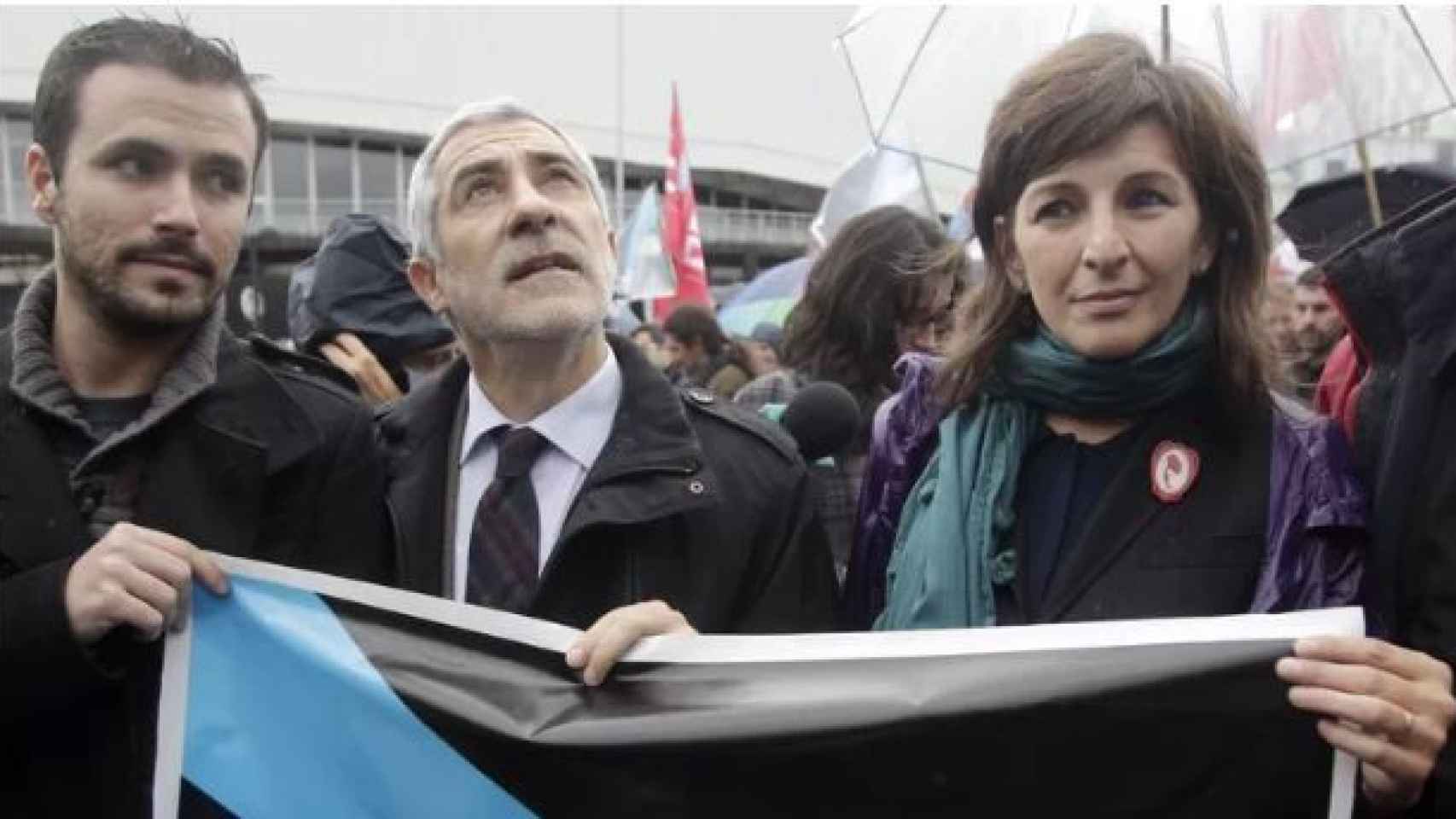 Yolanda Díaz, con Alberto Garzón y Gaspar Llamazares, en una manifestación de Nunca Máis por el caso Prestige./