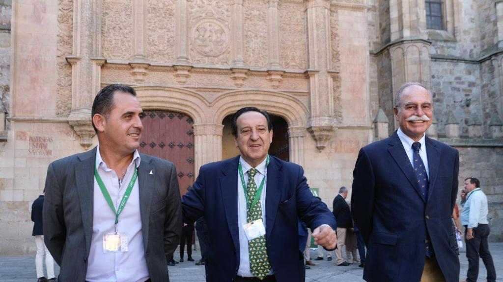 El presidente de Asaja Salamanca, Juan Luis Delgado, el presidente nacional de Asaja, Pedro Barato, y el de la CAP, Eduardo Oliveira en el II congreso ibérico agropecuario