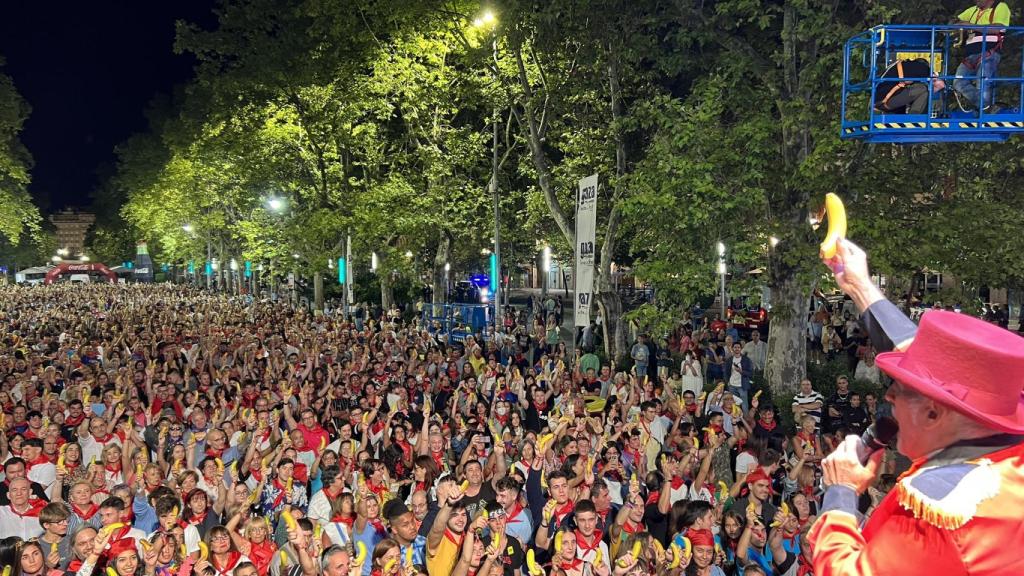 Más de 5.000 personas pelan plátanos en el paseo central del Campo Grande