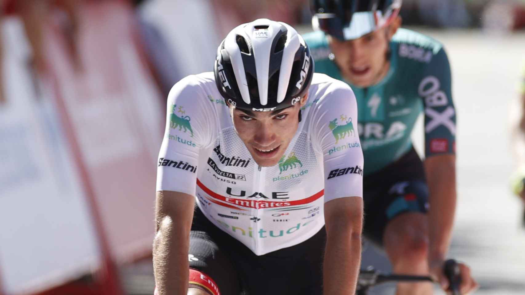 Juan Ayuso sufre en una etapa de La Vuelta 2022