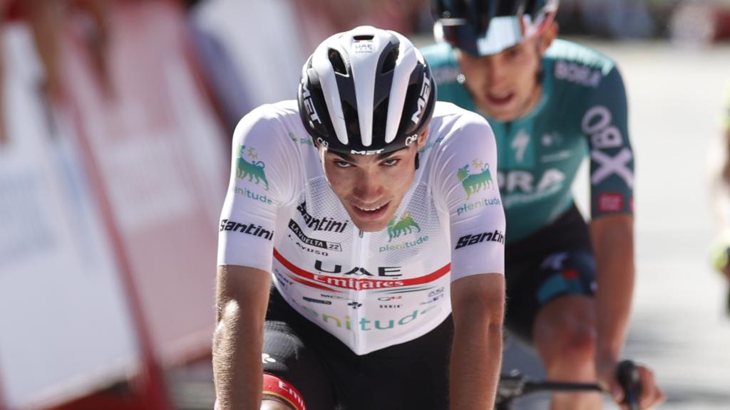 Juan Ayuso sufre en una etapa de La Vuelta 2022