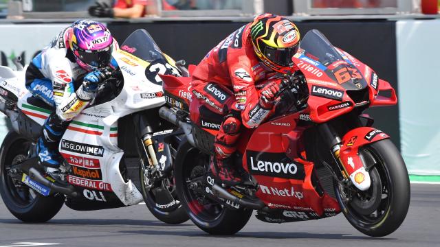 Pecco Bagnaia cruza la línea de meta por delante de Enea Bastianini, en el circuito de Misano.