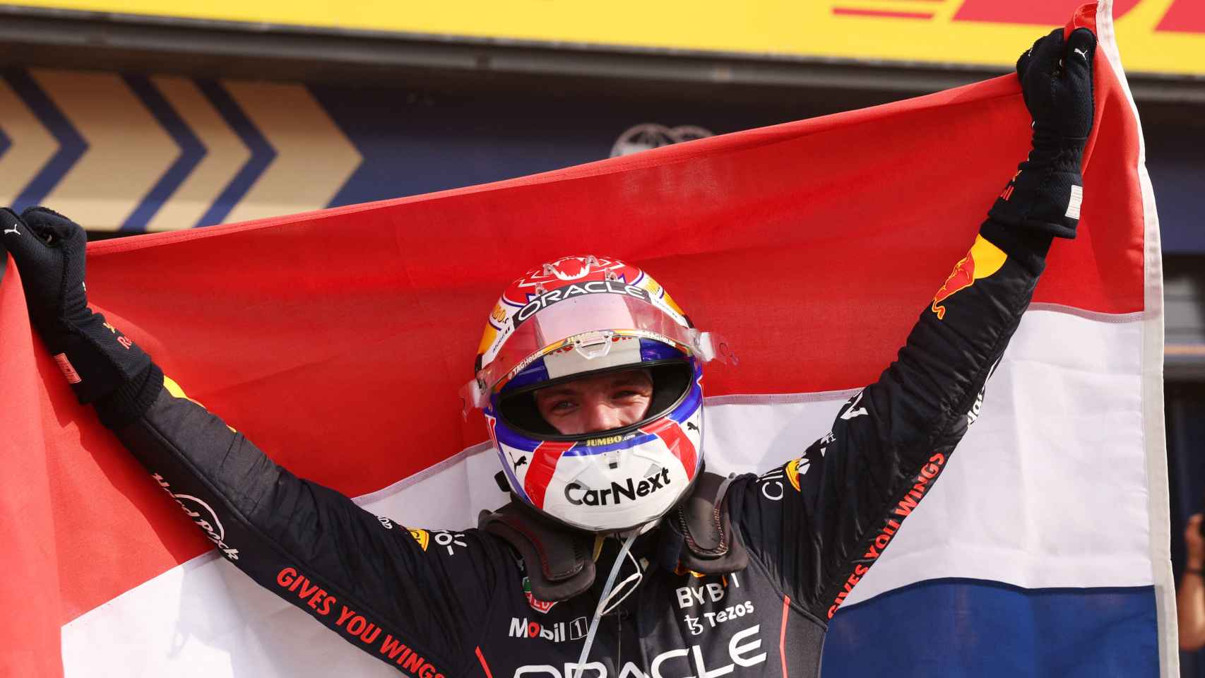Max Verstappen, con la bandera de Países Bajos tras ganar el Gran Premio de su país