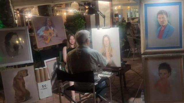 Miguel Enjuto, el pintor que lleva más de 40 veranos pintando en el Balcón de Europa, el mejor estudio.