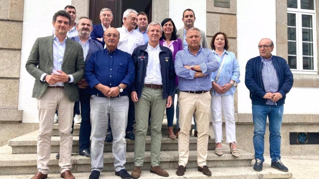 El presidente del PPdeG, Alfonso Rueda, se reúne en Palas de Rei con varios representantes institucionales.