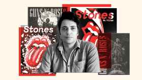 José María Campoy, junto a sus carteles para los Rolling Stones y Guns N' Roses.