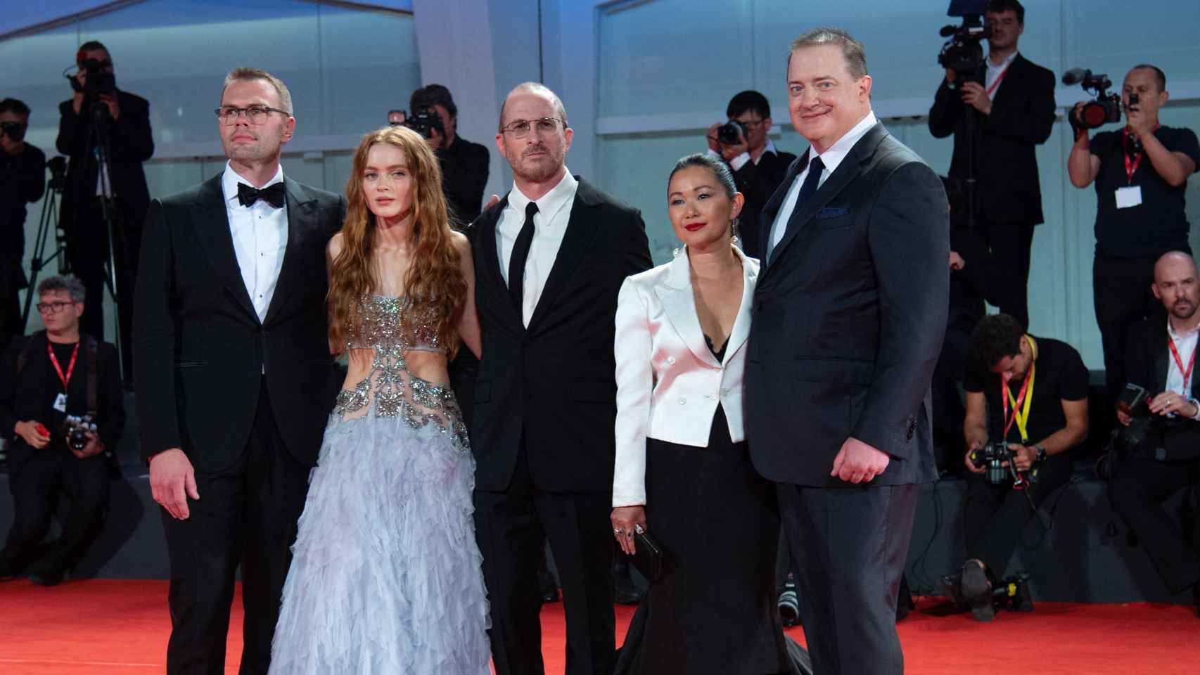 Brendan Fraser, Hong Chau, Darren Aronofsky, Sadie Sink, Samuel D. Hunter en la premiete de 'The Whale' en el Festival de Venecia.