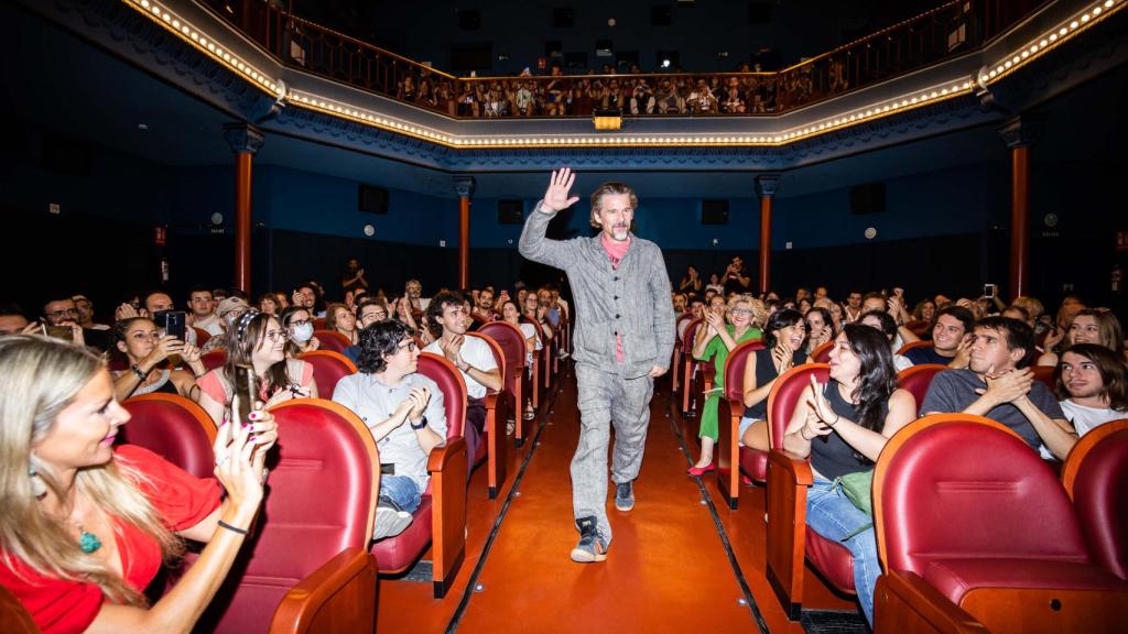 Ethan Hawke entrando en la sala principal del Doré. Foto: Filmoteca Española